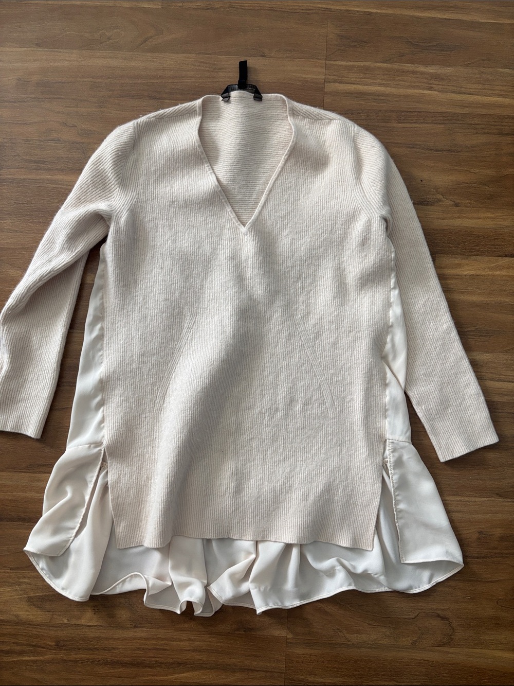 BCBGMaxAzria Cream V Neck Tunic Sweater with Ruffle Hem in Womens Size Small